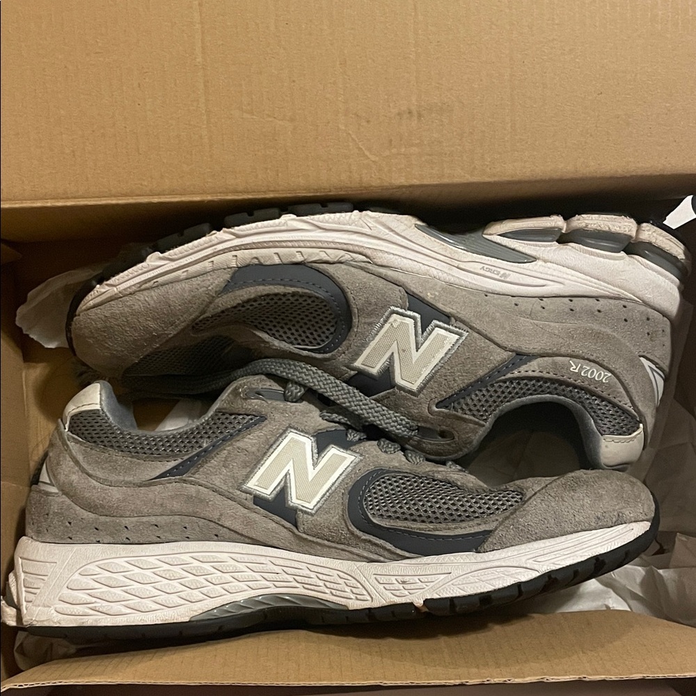 Unisex Gray 2002R New Balance (Size 6.5 USMen’s) (Size 8 USWomen’s)